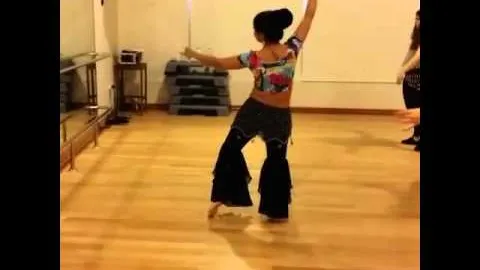 Video thumbnail: Lise Bueno — Mahira, belly dance in a studio.